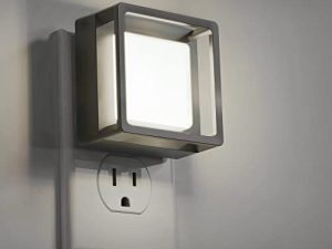 DORESshop Night Light [2 Pack] ، مصباح LED ليلي مع مستشعر من الغسق حتى الفجر ، أضواء ليلية متصلة بالجدار ، إضاءة ليلية قابلة للتعديل للبالغين ، غرفة النوم ، الحمام ، المطبخ ، ضوء النهار الأبيض 5000 كيلو
