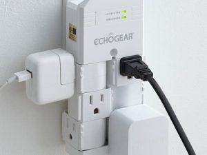 ECHOGEAR On-Wall Surge Protector مع 6 منافذ تيار متردد محورية و 1080 جول من الحماية من زيادة التيار - تثبيت تصميم منخفض على المنافذ الحالية لحماية معداتك (أبيض)