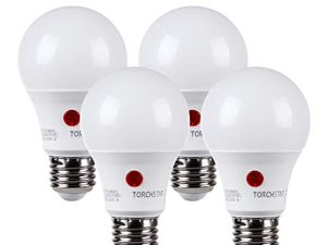 TORCHSTAR Dusk to Dawn Light Bulb Bulb ، Sensor A19 LED Light Bulb ، UL & Energy Star المدرجة ، 9W (60W Eqv.) ، 800lm ، تشغيل / إيقاف تلقائي أوتوماتيكي للإضاءة الخارجية ، 5000K ضوء النهار ، عبوة من 4
