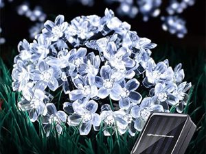 أضواء سلسلة زهور شمسية خارجية من ITICdecor مقاومة للماء 50 LED لتزيين ضوء الجنية لشجرة الكريسماس وحديقة وسياج الفناء الربيعي (أبيض بارد)