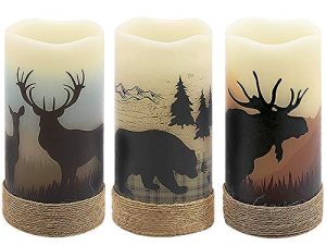 شموع جينسوين المضيئة الخالية من اللهب مع حبل القنب ومؤقت 6 ساعات ، مجموعة تعمل بالبطارية مكونة من 3 شموع ريفية ذات عمود شمعي حقيقي ضوء دافئ مع الغزلان والموظ ودب الشارات ديكور منزل الكريسماس (D3 x H6)