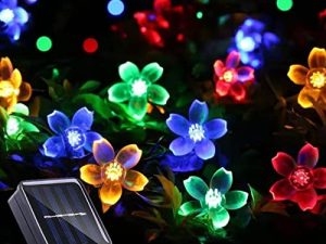 مصابيح زهور من ITICdecor تعمل بالطاقة الشمسية في الهواء الطلق مقاومة للماء 50 LED لتزيين ضوء الجنية لسور الحديقة ، ساحة الفناء ، شجرة الكريسماس ، الحديقة ، الفناء ، ديكور الحفلات (متعدد الألوان)